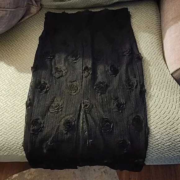 Bailey / 44 Black Rose Detailed Pencil Skirt - Picture 3 of 5